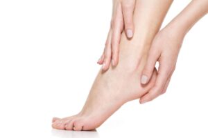 Atasi Kaki Bengkak & Terbakar Matahari? 7 Solusi Ampuh