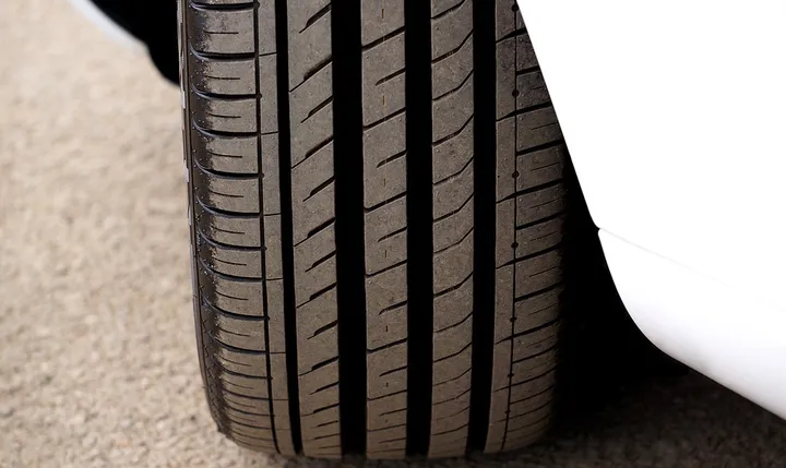 Ban Mobil Anti Banjir? Pilih yang Tepat di Musim Hujan