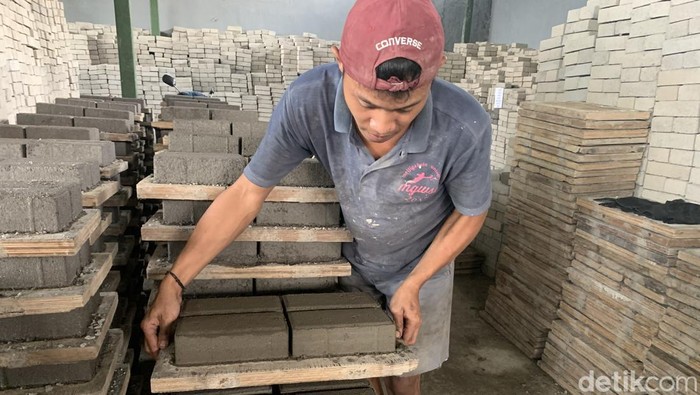 Industri padat karya: Solusi Jaga Lapangan Kerja di Indonesia?