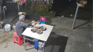 Kisah Haru Lansia, 20 Tahun Suapi Foto Almarhum