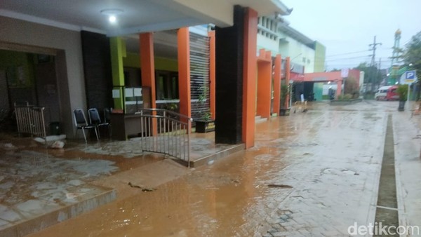 RSUD dr Soedomo Trenggalek Tutup: Banjir Lumpuhkan Poli Rawat Jalan