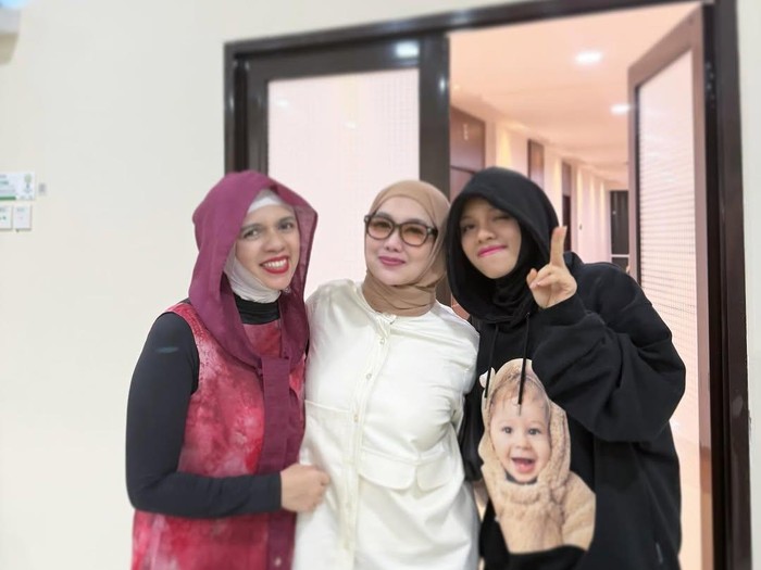 Aaliyah Massaid Melahirkan, Reza Artamevia & Ibu Thariq di RS