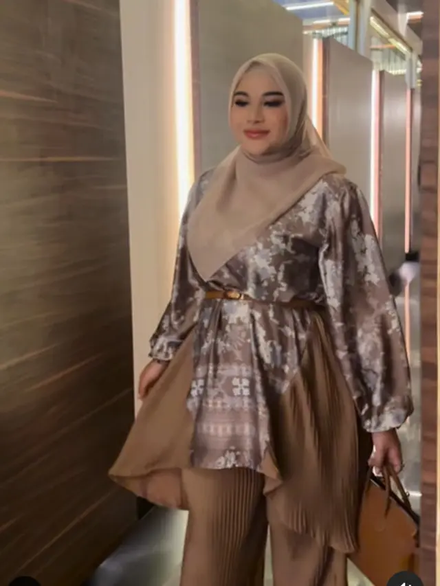 Atasan Mengkilap Elegan: 6 Inspirasi Wanita Usia 45+