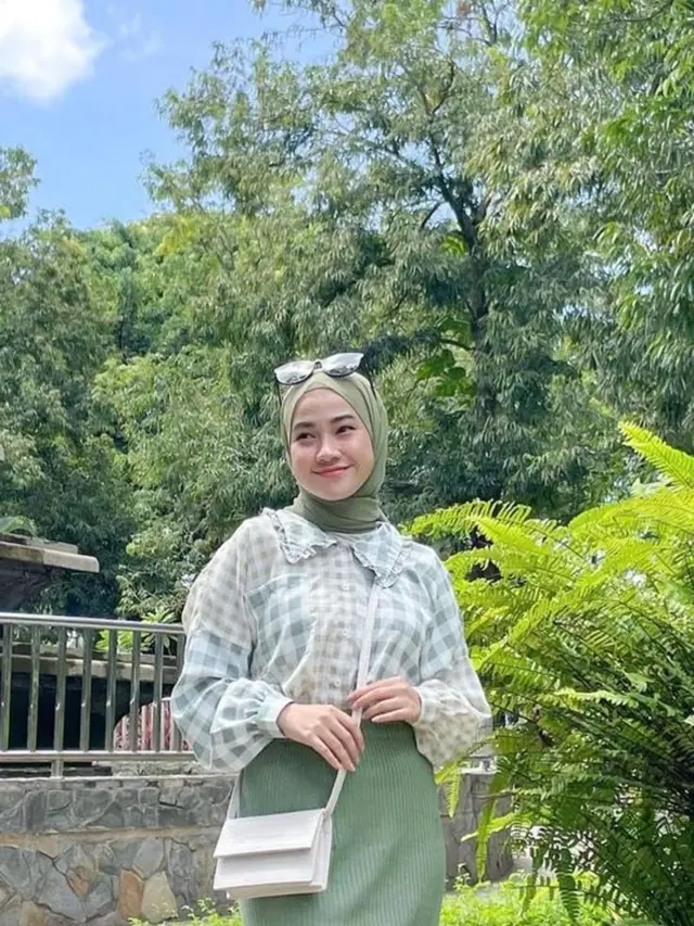 Blouse Plisket Kekinian: 6 Gaya Chic & Girly Anti-Mainstream