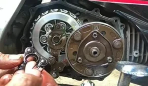 Ganti Kampas Kopling Motor Sendiri? Mudah Kok, Ikuti Langkahnya!