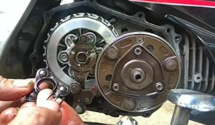 Ganti Kampas Kopling Motor Sendiri? Mudah Kok, Ikuti Langkahnya!