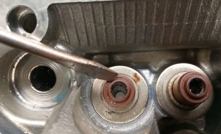 Ganti Sil Klep Motor Sendiri? Rahasia Bengkel Terungkap!