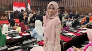 Inspirasi Fashion Ibu Pejabat Elegan ala Jihan Fahira