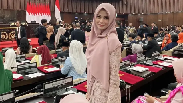Inspirasi Fashion Ibu Pejabat Elegan ala Jihan Fahira