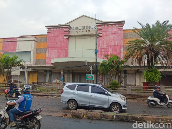 Mall Misterius Bekasi: Buka Setahun Sekali, Kisah Uniknya?