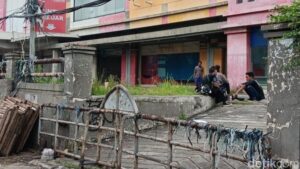 Misteri Mal Bekasi: Buka Setahun Sekali, Tempat Tidur Pemulung?
