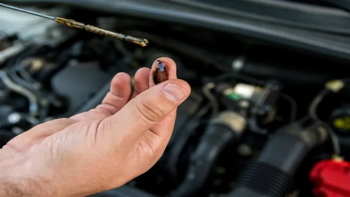 Pastikan Mesin Prima! Cek Oli Mobil Sebelum Mudik Lebaran