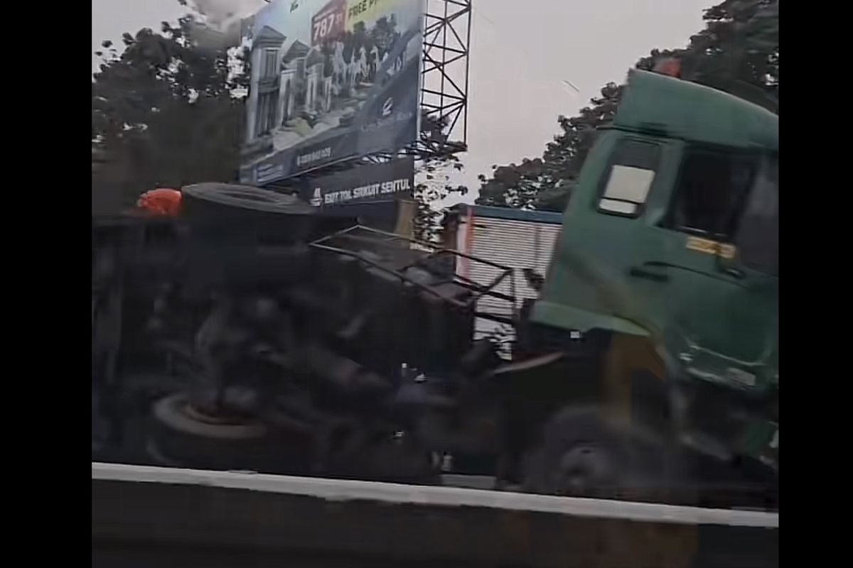 Sopir Mengantuk, Truk Terguling Tol Jagorawi KM 17 Bogor